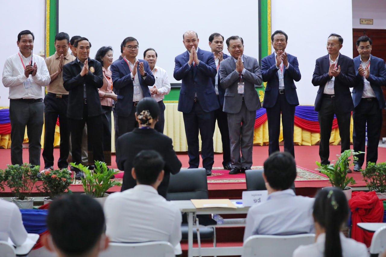 បេក្ខជនជិត ១ពាន់នាក់ចូលរួមប្រឡងប្រជែងជ្រើសរើសមន្ត្រីរាជការ ឱ្យបម្រើការងារនៅមន្ទីរពេទ្យបង្អែកកម្រិត១ ប៊ុនរ៉ានី ហ៊ុនសែន រុនតាឯក