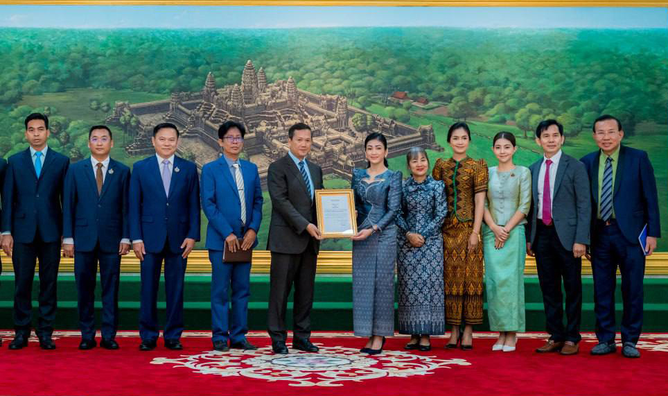នាយករដ្ឋមន្ត្រី អរគុណអ្នកសិល្បៈ និងក្រុមកីឡាទាំងអស់ ដែលរួមចំណែក កសាងខឿនការពារជាតិ​