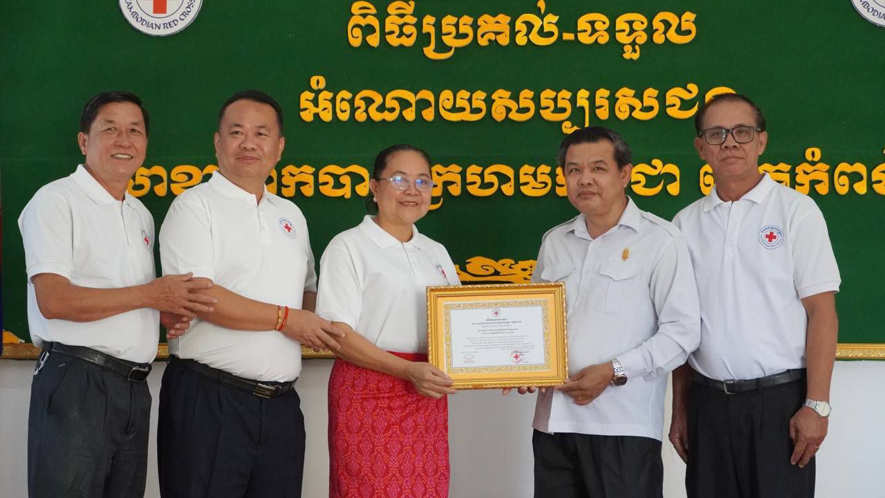 សត្ថាបារមី សៀង សុខ និងមន្រ្តីសង្ឃនាំយកថវិកាជាង៣០​លាន​រៀលជូនសាខាកាកបាទក្រហមកម្ពុជាខេត្តកំពង់ធំ 