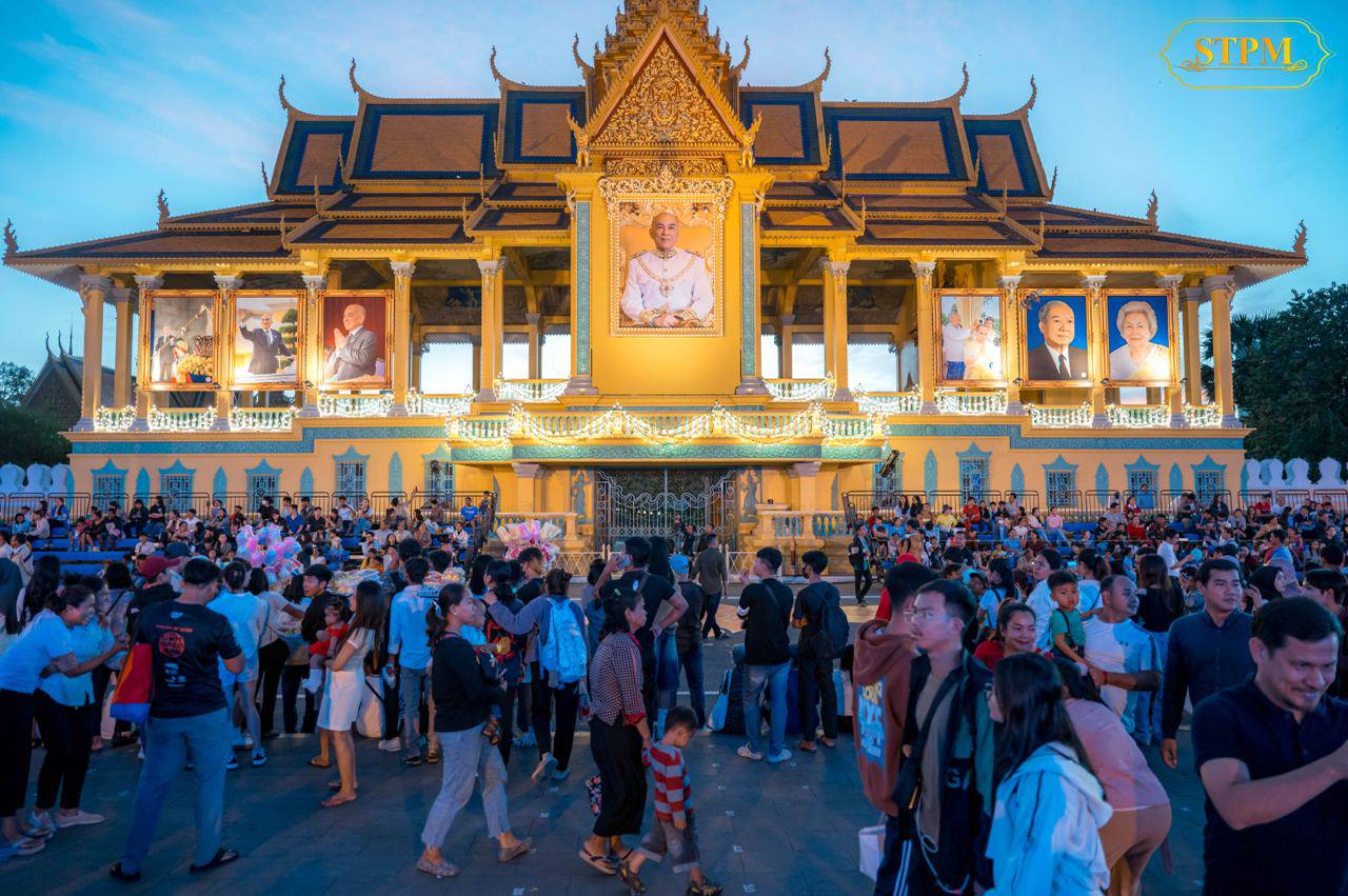 នាយករដ្ឋមន្ត្រី អញ្ជេីញប្រជាពលរដ្ឋ​ ទៅទស្សនា កំសាន្តជាមួយនឹងកម្មវិធីសាទរកម្ពុជា នៅមុខព្រះបរមរាជវាំង