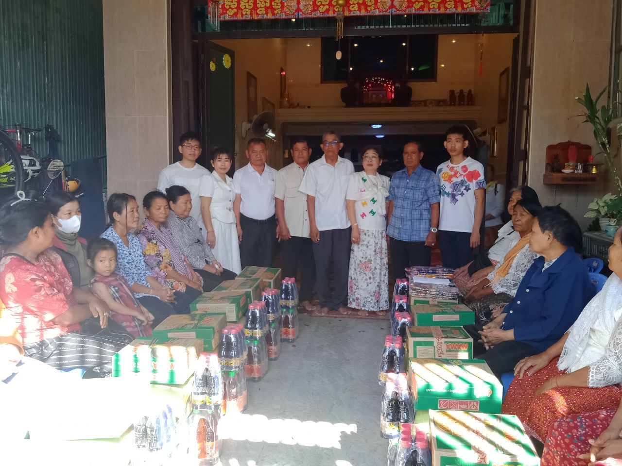 អធិការនគរបាលខណ្ឌឫស្សីកែវ ផ្តល់គ្រឿងឧបភោបបរិភោគដល់ពលរដ្ឋខ្វះខាត ក្នុងឱកាសចូលឆ្នាំថ្មី ២០២៥