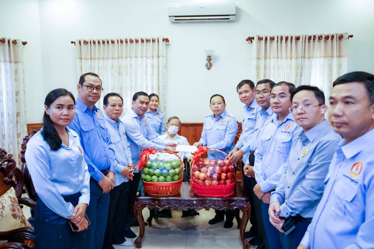 ឯកឧត្តមបណ្ឌិត ចាយ បូរិន សួរសុខទុក្ខ និងនាំយកអំណោយដ៏ថ្លៃថ្លា​របស់​សម្ដេចមហាបវរធិបតី ហ៊ុន ម៉ាណែត ជូនឯកឧត្តមបណ្ឌិត ធ សោ