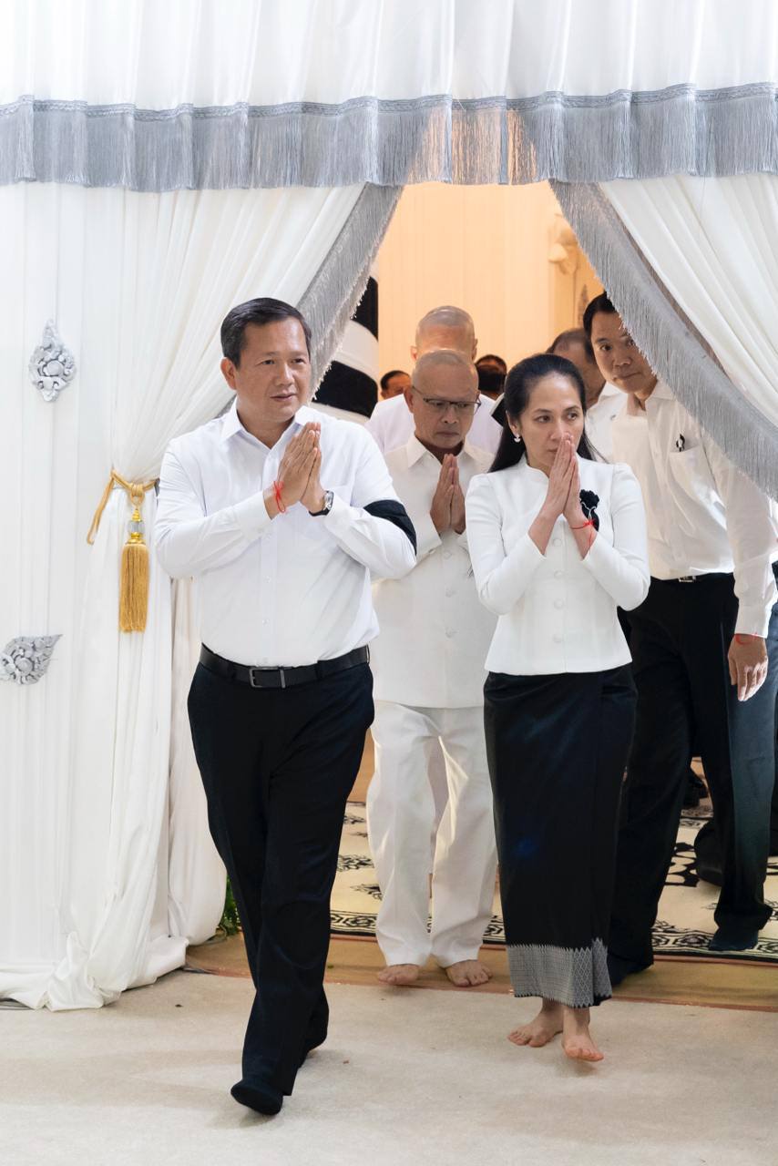 សម្ដេចធិបតី រួមជាមួយភរិយា អញ្ជើញគោរពវិញ្ញាណក្ខន្ធសព ភរិយានាយឧត្តមសេនីយ៍ ម៉ឹង សំផន ដែលបានទទួលមរណភាពដោយរោគាពាធ