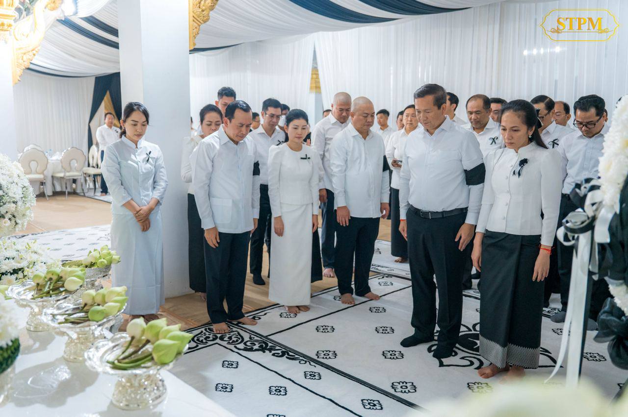 សម្ដេចធិបតី ហ៊ុន ម៉ាណែត និងលោកជំទាវបណ្ឌិត អញ្ជើញគោរព​វិញ្ញាណ​ក្ខន្ធ សព ម្តាយក្មេក ឯកឧត្តម ហួត ហាក់ ដែលបានទទួលមរណភាព ដោយរោគាពាធ