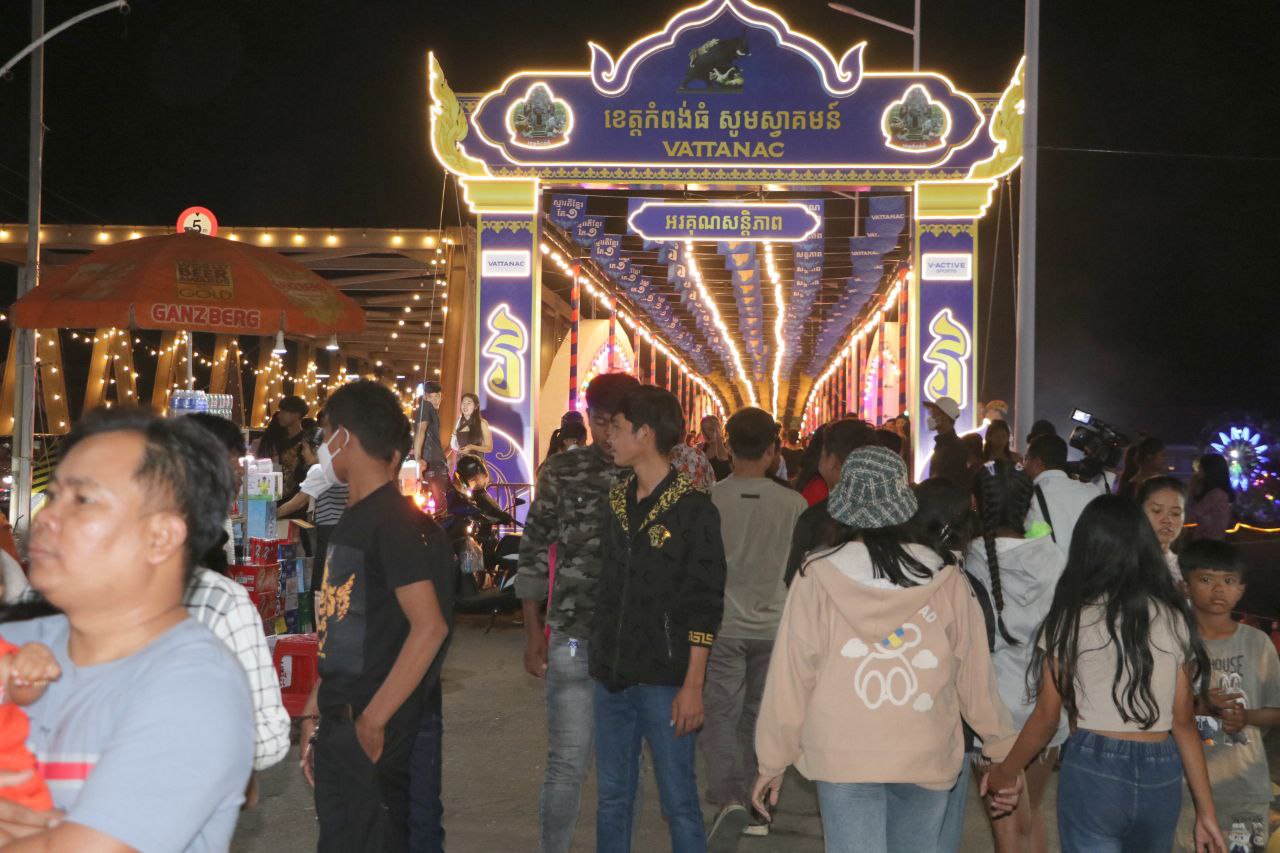 ទិដ្ឋភាពមនុស្សកុះករនៅសួនមាត់ស្ទឹងសែន អបអរសាទរបុណ្យ​ចូលឆ្នាំសកល ២០២៥