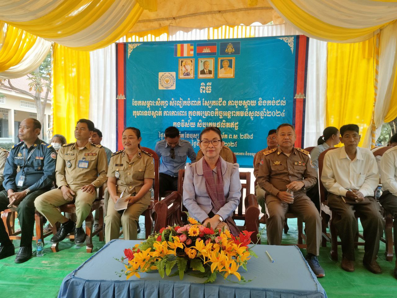 ចែកសម្ភារៈសិក្សា ដើម្បីលើកកម្ពស់ការអប់រំ និងទប់ស្កាត់ពលកម្មកុមារ នៅក្នុងសិប្បកម្មផលិតឥដ្ឋ ស្រុកសូទ្រនិគម