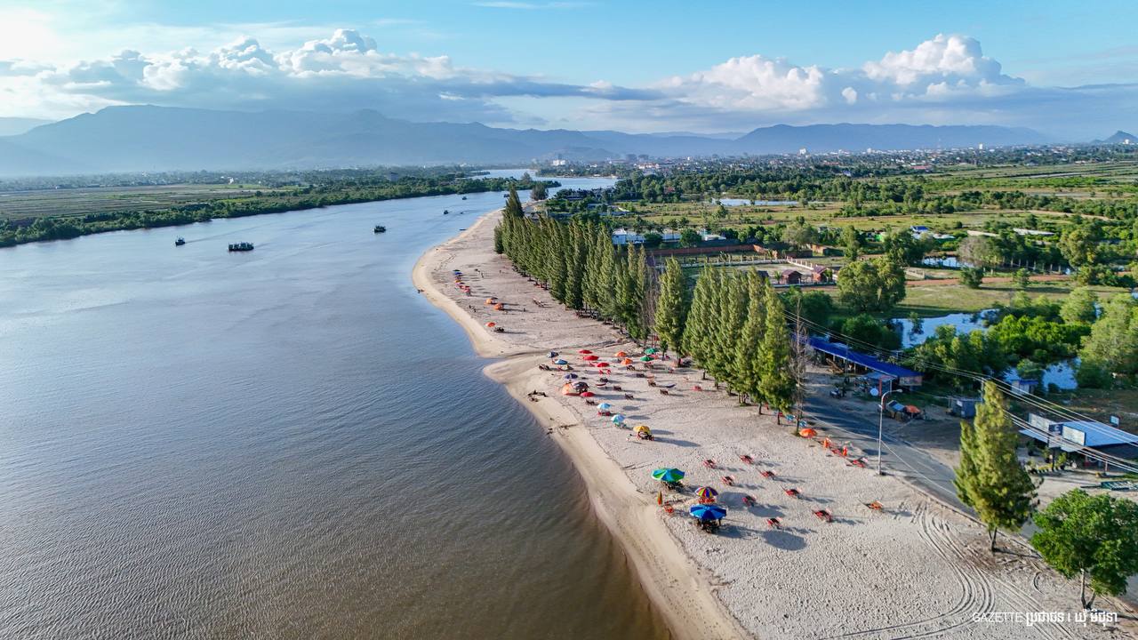ឆ្នេរកោះស្មៅ​ ស្រុកទឹកឈូ​ ខេត្តកំពត