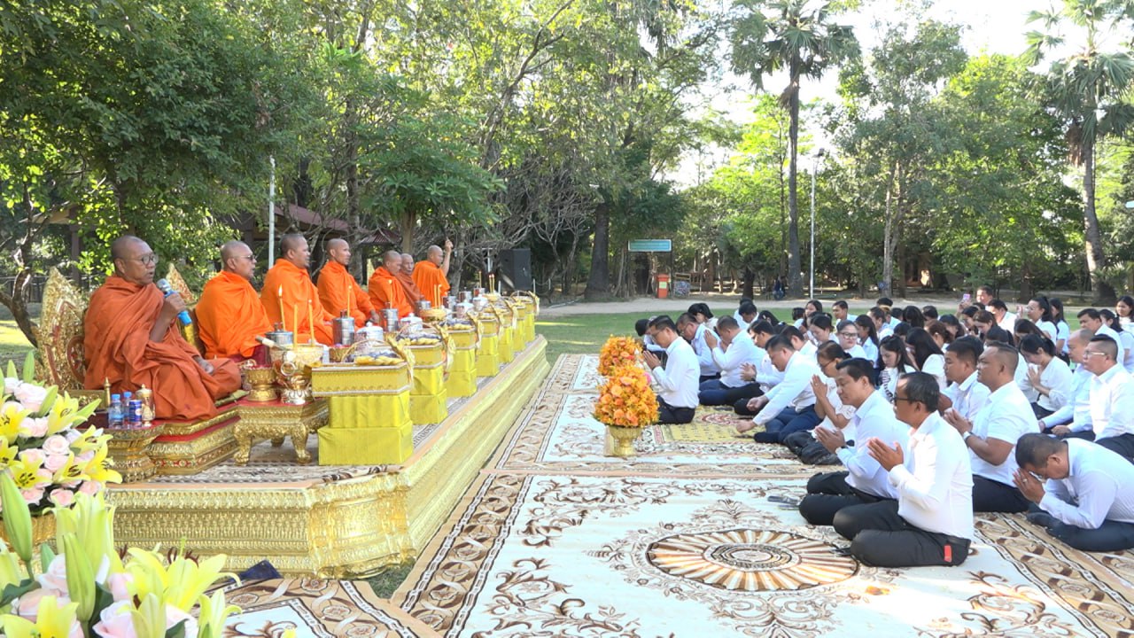 ស.ស.យ.ក គោរពវិញ្ញាណក្ខន្ធជនរងគ្រោះ និងអតីតយុទ្ធជន ដែលបានបាត់បង់ជីវិតក្នុងរបបខ្មែរក្រហម នៅមជ្ឈមណ្ឌលប្រល័យពូជសាសន៍ជើងឯក