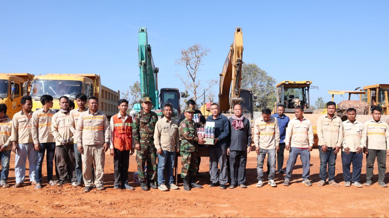 នាយឧត្តមសេនីយ៍ ម៉ៅ សុផាន់ អញ្ជើញពិនិត្យការដ្ឋាន​ធ្វើផ្លូវក្រួសក្រហមជាង២១គីឡូម៉ែត្រ នៅស្រុកសណ្ដាន់