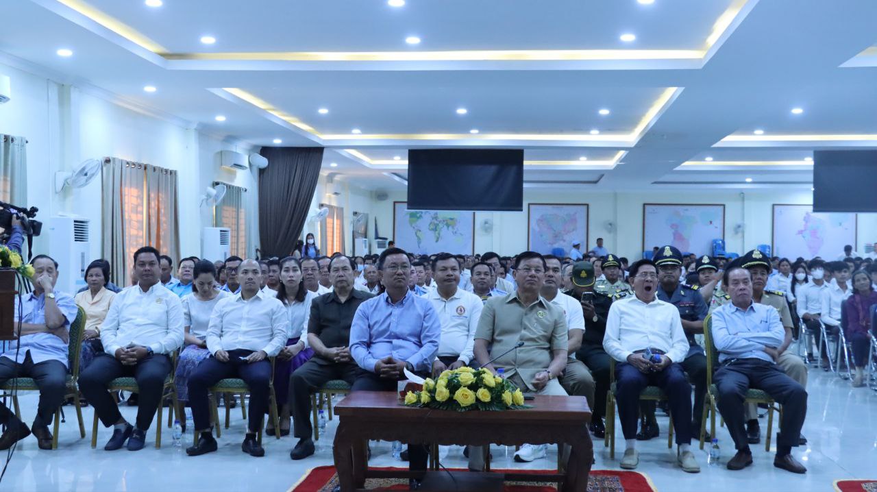 ប្រធានក្រុមការងារថ្នាក់ជាតិចុះជួយស្រុកព្រះស្តេច ដាក់គោលដៅបន្តជួយដល់ពលរដ្ឋក្នុងមូលដ្ឋាន លើវិស័យកសិកម្ម និងអប់រំ នៅឆ្នាំ២០២៥
