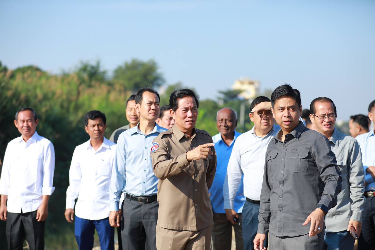 ឯកឧត្ដម ឃួង ស្រេង អញ្ជើញពិនិត្យស្ថានភាពប្រឡាយជាច្រើនដើម្បីរិះរកគ្រប់មធ្យោបាយរំដោះទឹក លិចលង់ដោយជំនន់ទឹកភ្លៀងនារដូវវស្សាខាងមុខ