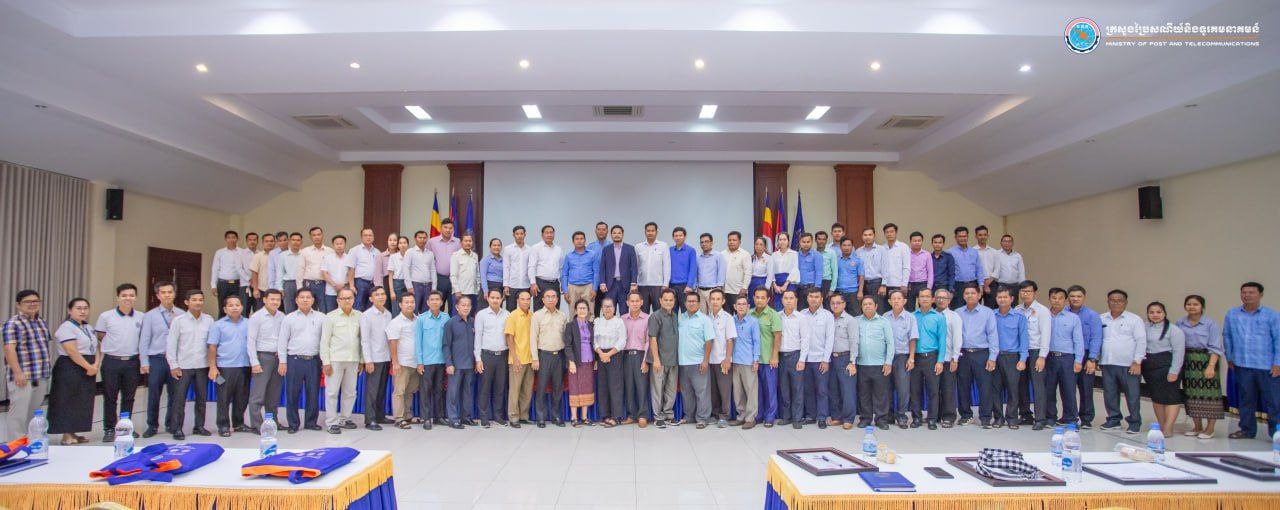 វិទ្យាល័យចំនួន ១៨ មកពីខេត្តតាកែវ ដែលអនុវត្តគម្រោងមជ្ឈមណ្ឌលបច្ចេកវិទ្យាសហគមន៍ទទួលបានការបណ្តុះបណ្តាល “ភាពជាអ្នកដឹកនាំនិងនវានុវត្តន៍”