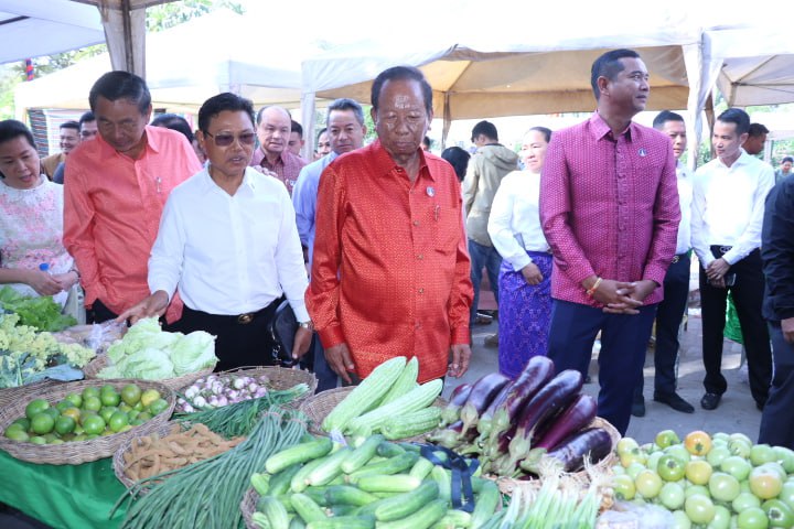 សម្តេចពិជ័យសេនា ទៀ បាញ់ អញ្ជើញទស្សនាផ្សារលក់បន្លែធម្មជាតិរបស់ប្រជាកសិករ ខេត្តសៀមរាប