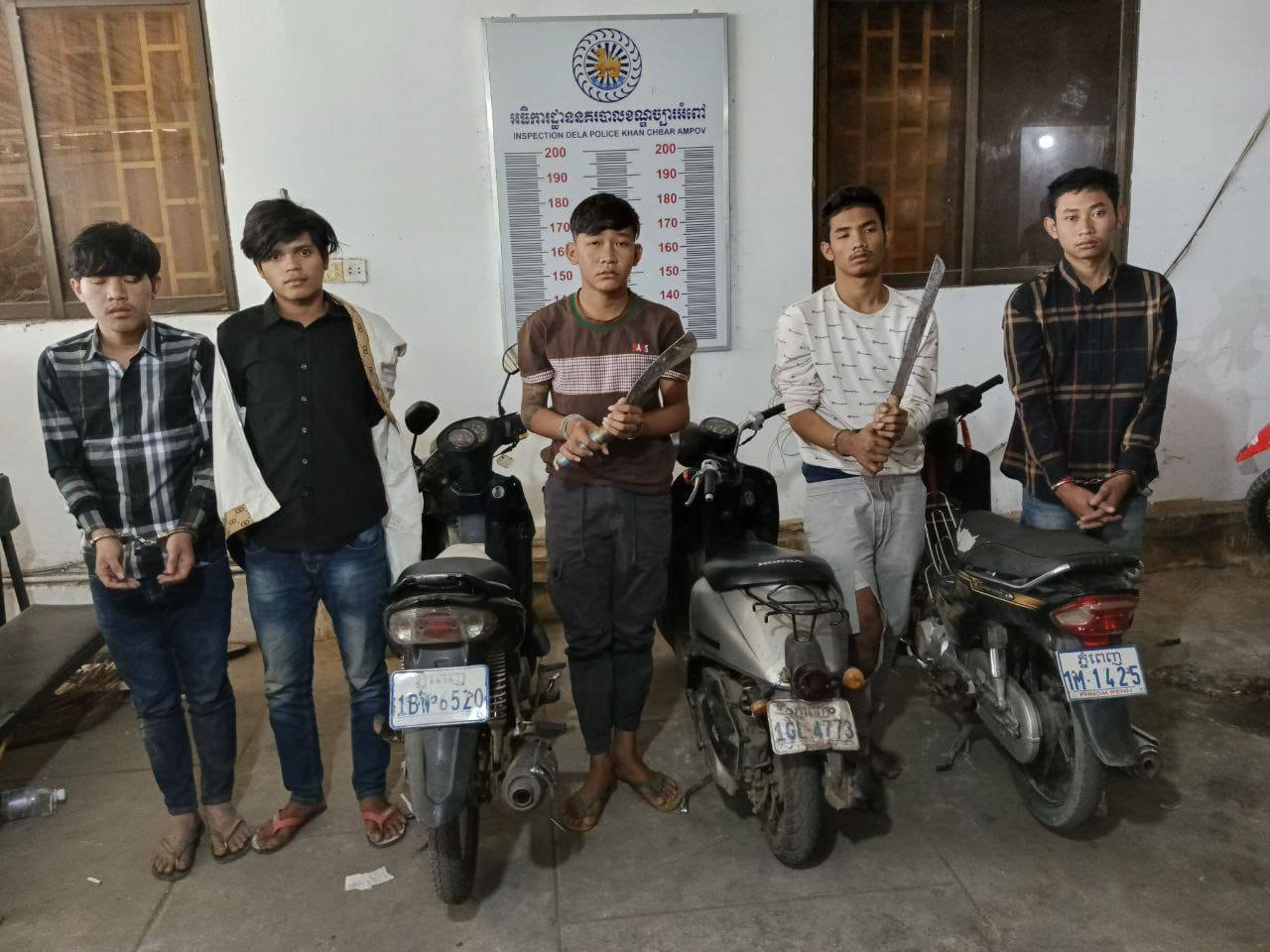 នគរបាលខណ្ឌច្បារអំពៅ ឃាត់ខ្លួនក្មេងទំនើង ៥នាក់ ក្រោយធ្វើសកម្មភាពកាប់បំផ្លាញម៉ូតូ ១គ្រឿង នៅមុខផ្សារច្បារអំពៅ