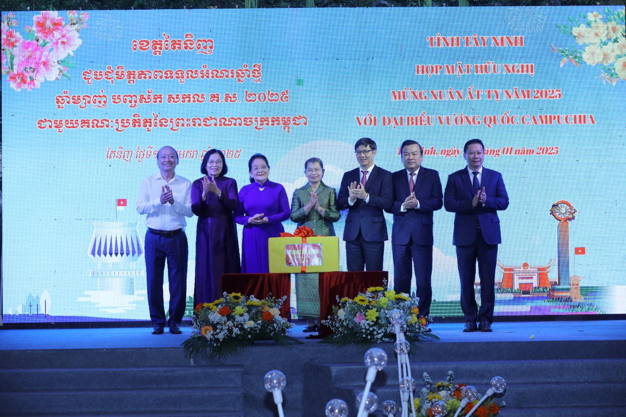 សម្តេច ម៉ែន សំអន អបអរសាទរបុណ្យចូលឆ្នាំថ្មីជាមួយមន្រ្តីខេត្តតៃនិញ ប្រទេសវៀតណាម