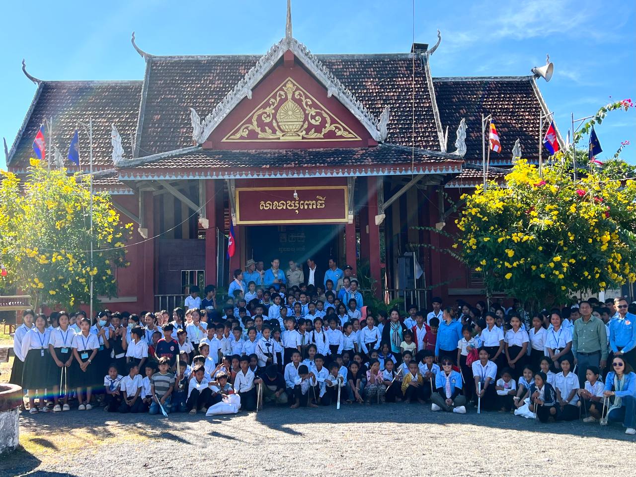 សិស្សានុសិស្ស និង ពលរដ្ឋក្នុងស្រុកកំពង់លែង រួមគ្នាសម្អាតអនាម័យបរិស្ថាន ទម្លាប់ស្អាត គ្មានសំរាម សំណល់ប្លាស្ទិករាយប៉ាយ នៅតាមផ្ទះសម្បែង និងដងផ្លូវ
