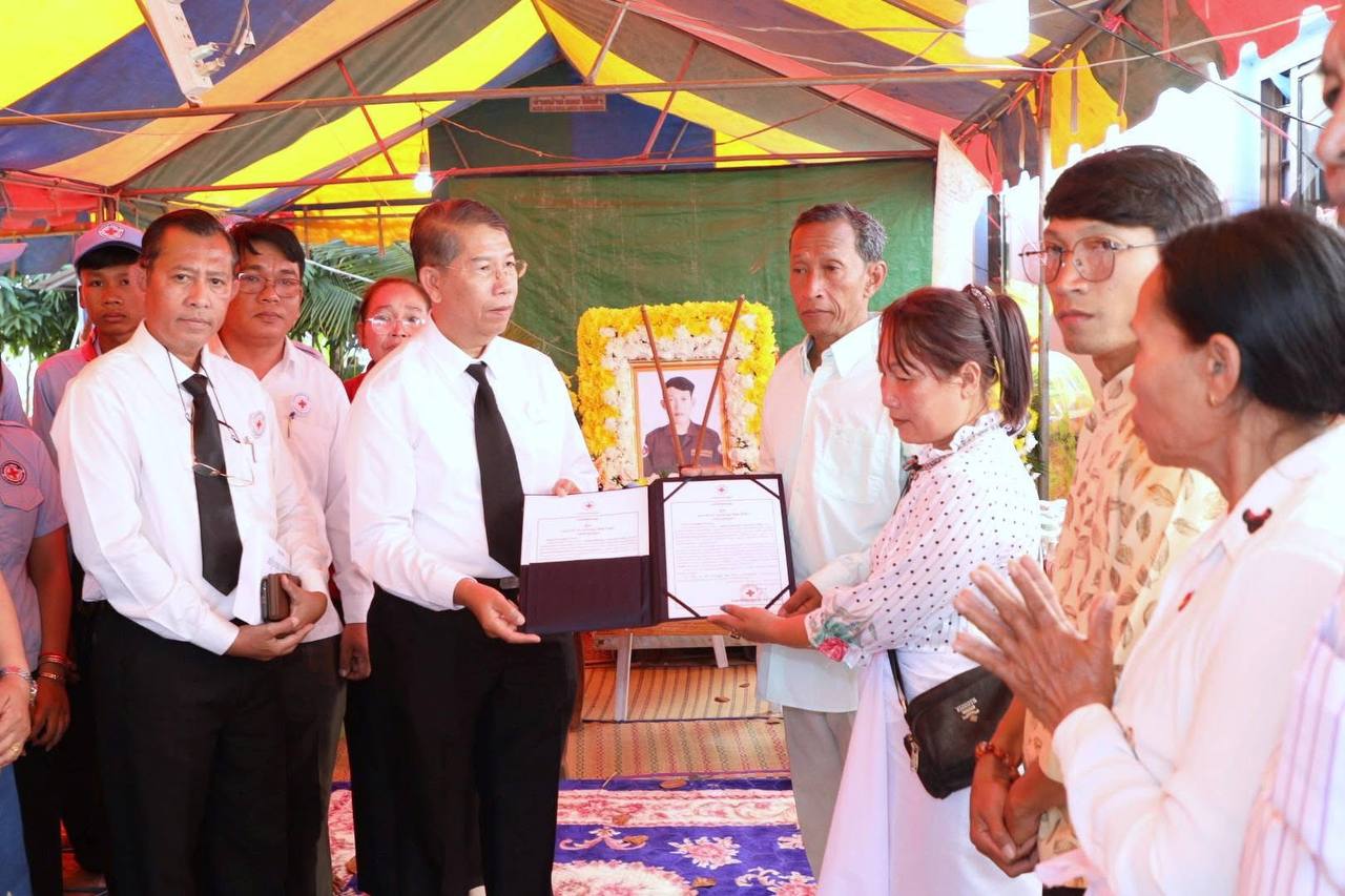 សម្តេចកិត្តិព្រឹទ្ធបណ្ឌិត ប៊ុន រ៉ានីហ៊ុនសែន ចាត់មន្ត្រីចូលរួមរំលែកទុក្ខយ៉ាងក្រៀមក្រំបំផុតចំពោះមរណភាព លោក ពៅ ណេពីន អ្នកឯកទេសបោសសម្អាតមីនរបស់អង្គភាពស៊ីម៉ាក់(CMAC)ប្រចាំទិសឧត្តរមានជ័យ