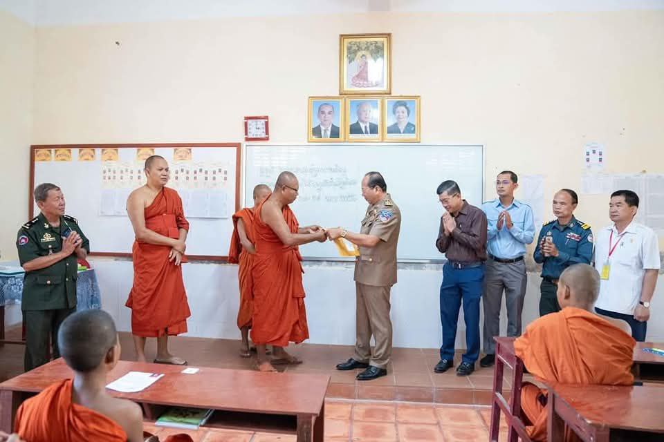 អភិបាលខេត្តកំពតលើកទឹកចិត្តសមណសិស្សប្រឡងឲ្យជាប់ដើម្បីបន្តការសិក្សាឲ្យកាន់តែខ្ពស់