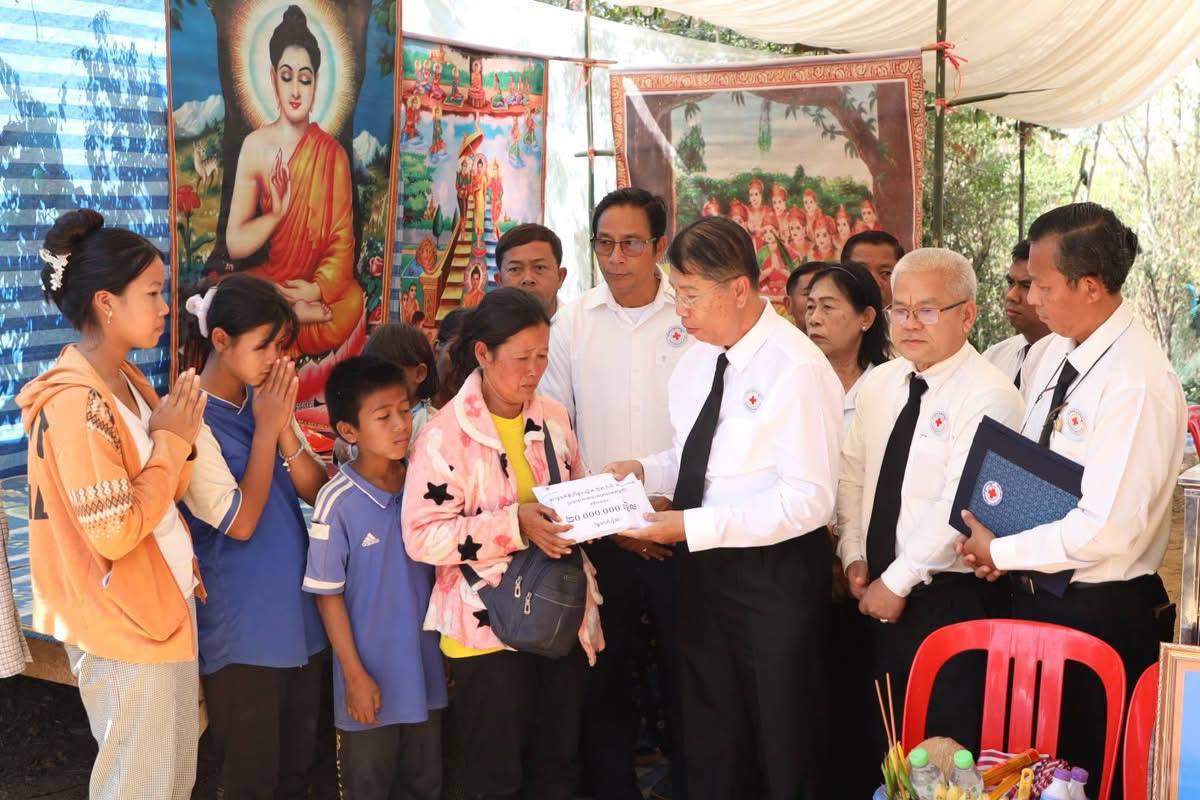 សម្តេចប្រធានកាកបាទក្រហម ចូលរួមរំលែកមរណទុក្ខគ្រួសារសព និងឧបត្ថម្ភដល់អ្នករងរបួសដោយផ្ទុះមីនតោននៅស្រុកសំពៅលូន