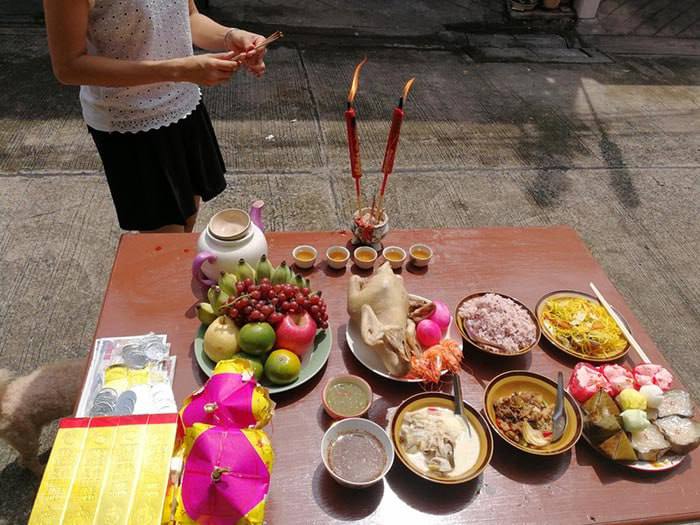 សែនដកជើងធូប ជាជំនឿ ដ៏សំខាន់មួយរបស់ជនជាតិចិន មុនថ្ងៃបុណ្យចូលឆ្នាំថ្មីឈានមកដល់
