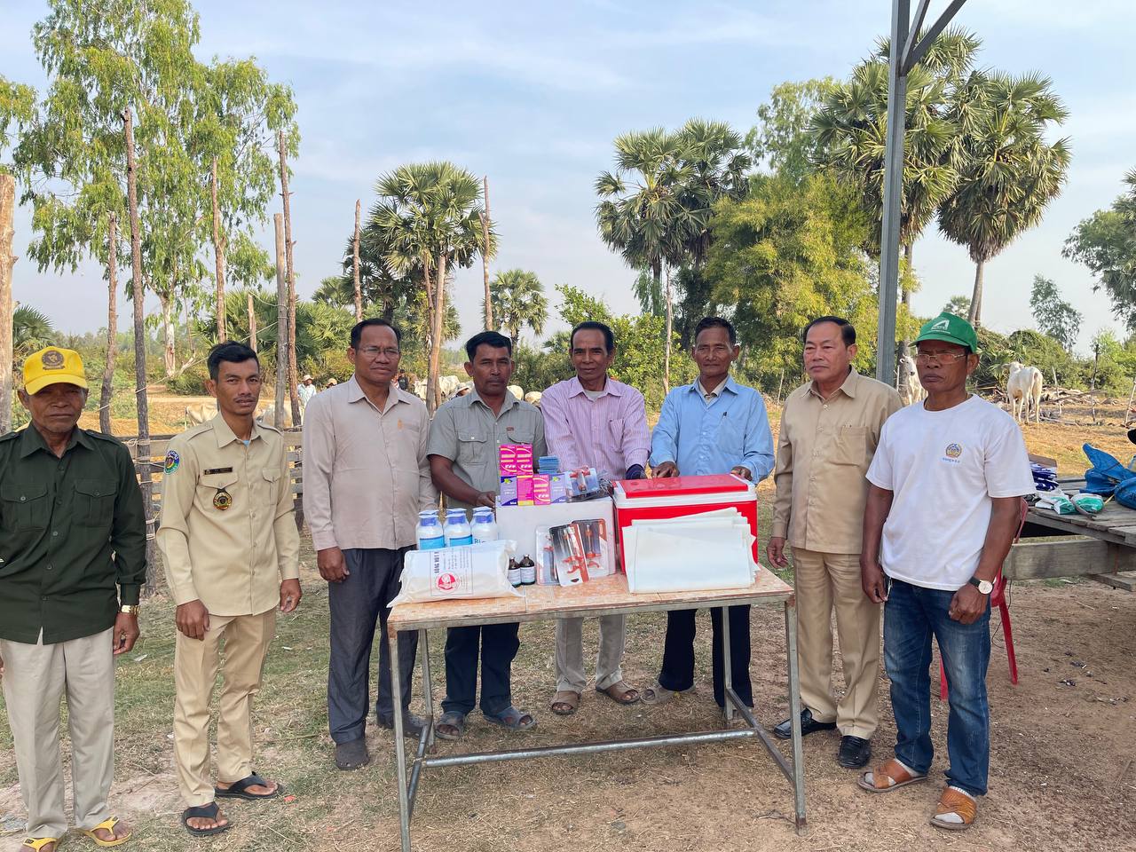 ពេទ្យសត្វខេត្តកំពង់ឆ្នាំងចុះចាក់ថ្នាំវ៉ាក់សាំងការពារជំងឺសារទឹកគោ ក្របីចំនួន៣១៥ ក្បាលនៅស្រុកកំពង់ត្រឡាច