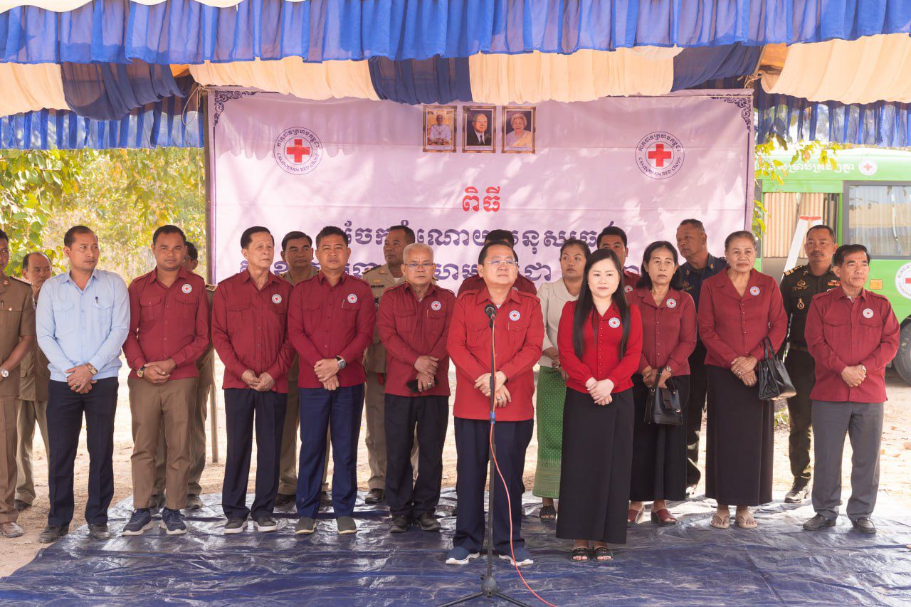 សាលា”សហគមន៍អូរច្រកថ្លាង” នៅឃុំព្រៃត្រឡាច បានទទួលអណ្តូងទឹកស្អាត បង្គន់អនាម័យ និងស្ថានីយលាងដៃ