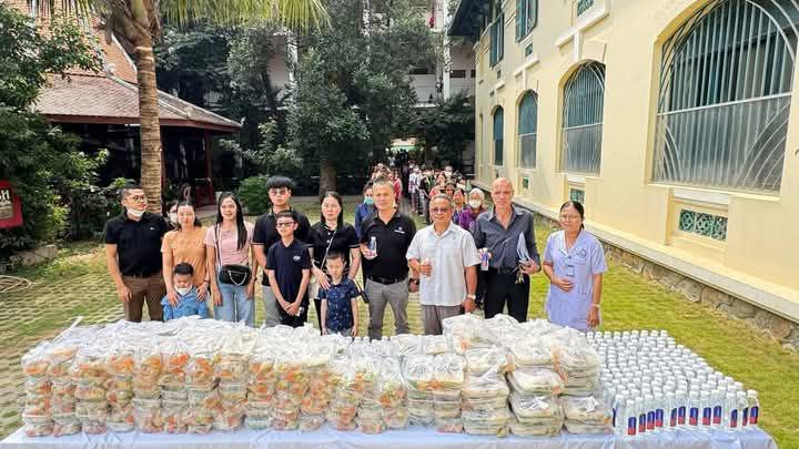 ក្រុមគ្រួសារលោកឧកញ៉ា អុឹង ឆហៀង និងសហការី នាំយកបាយម្ហូបទឹកសុទ្ធ ៣០០កញ្ចប់ ចែកជូនអ្នកជំងឺ និងអ្នកមើលថែអ្នកជំងឺនៅមន្ទីពេទ្យគន្ធបុប្ផា