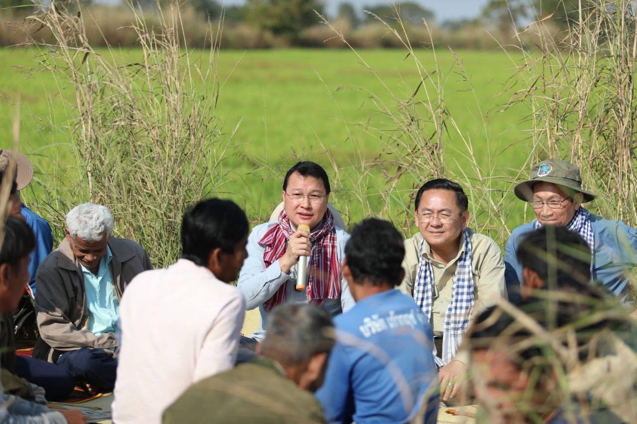 ឯកឧត្តមរដ្ឋមន្ត្រី ឌិត ទីណា ជួបសំណេះសំណាលជាមួយកសិករផលិតស្រូវផ្សព្វផ្សាយពីការចងក្រងសហគមន៍កសិកម្មទំនើប នៅខេត្តបាត់ដំបង