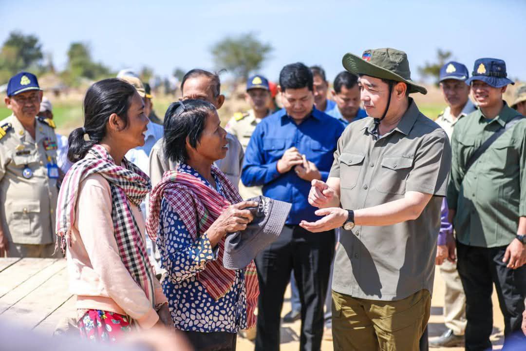 អភិបាលខេត្តកំពង់ចាម អញ្ជើញពិនិត្យប្រព័ន្ធធារាសាស្ត្រក្នុងស្រុកស្រីសន្ធរ ដើម្បីបញ្ចៀសការខ្វះទឹកសម្រាប់ស្រូវប្រាំង