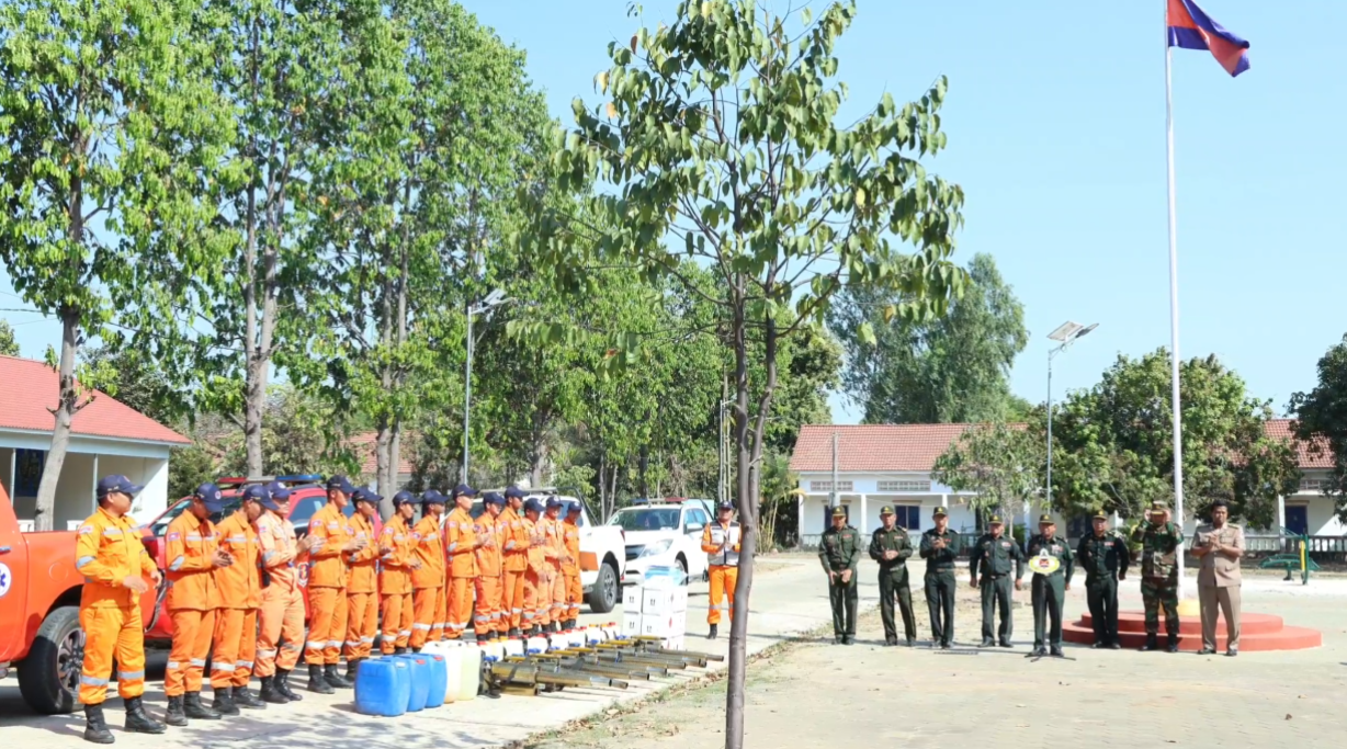កងពលតូចលេខ ៧០ ចូលរួមបាញ់ថ្នាំសម្លាប់មូសនៅសង្កាត់ទាំង៨ ក្នុងក្រុងស្ទឹងសែន