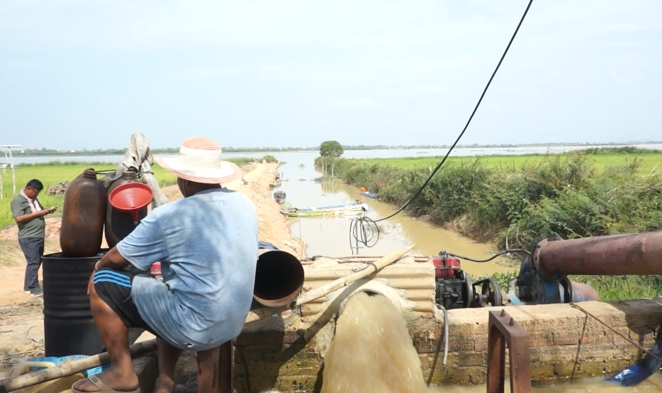 ទេសរដ្ឋមន្ត្រី អ៊ុក រ៉ាប៊ុន អញ្ជើញពិនិត្យស្រូវប្រាំងនៅឃុំគោកបន្ទាយដែលកំពុងទទួលផលល្អ