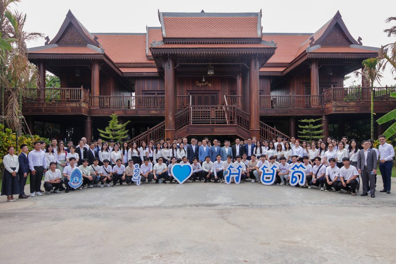 ក្រុមការងារការិយាល័យកិច្ចការនិស្សិតក្រៅប្រទេស នៃសមាគម អ.ម.ត ជួបសំណេះសំណាល និងពិសាអាហារសាមគ្គីជាមួយនិស្សិតអាហារូបករណ៍ អ.ម.ត សិក្សានៅចិន ក្នុងឱកាសវិស្សមកាលនៅមាតុភូមិ