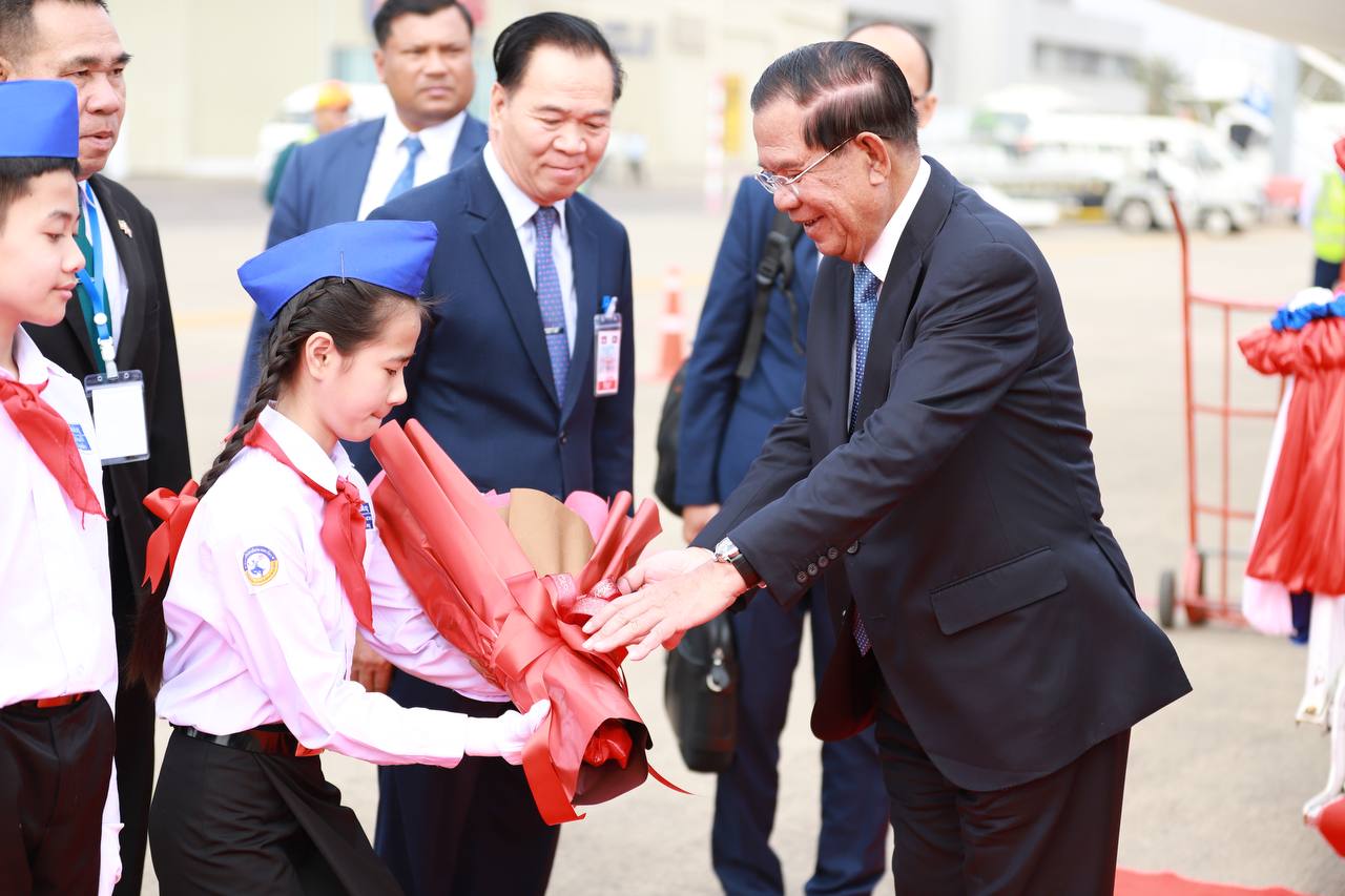 សម្តេចតេជោ ហ៊ុន សែន អញ្ជើញដឹកនាំគណៈប្រតិភូកម្ពុជា ទៅដល់ប្រទេសឡាវ ប្រកបដោយសុវត្ថិភាព
