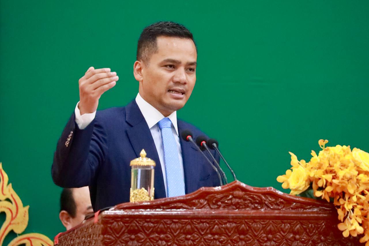 ឯកឧត្តមអភិសន្តិបណ្ឌិត ស សុខា វាយតម្លៃខ្ពស់ចំពោះការបំពេញភារៈកិច្ចថ្នាក់ដឹកនាំ មន្រ្តីរាជការ ខេត្តបាត់ដំបង ក្នុងការបំពេញភារៈកិច្ច