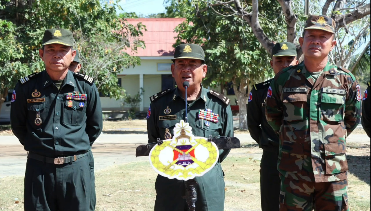 ឧត្តមសេនីយ៍ទោ សោម ស៊ុន នាំយកថវិកា និងប្រេងឥន្ធនៈប្រគល់​ជូន​កងកម្លាំង​ប្រតិបត្តិការសង្គ្រោះ​គ្រោះ​អន្តរាយ​លេខ៧១១ កងពលតូចលេខ ៧០