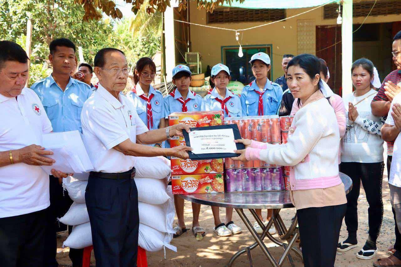 សម្តេចប្រធានកាកបាទក្រហមកម្ពុជា ចាត់តំណាងចូលរួមរំលែកទុក្ខ និងសម្តែងការសោកស្តាយជាមួយក្រុមគ្រួសារសព និងរបួសដោយឃាតកម្មបាញ់សម្លាប់នៅខេត្តត្បូងឃ្មុំ