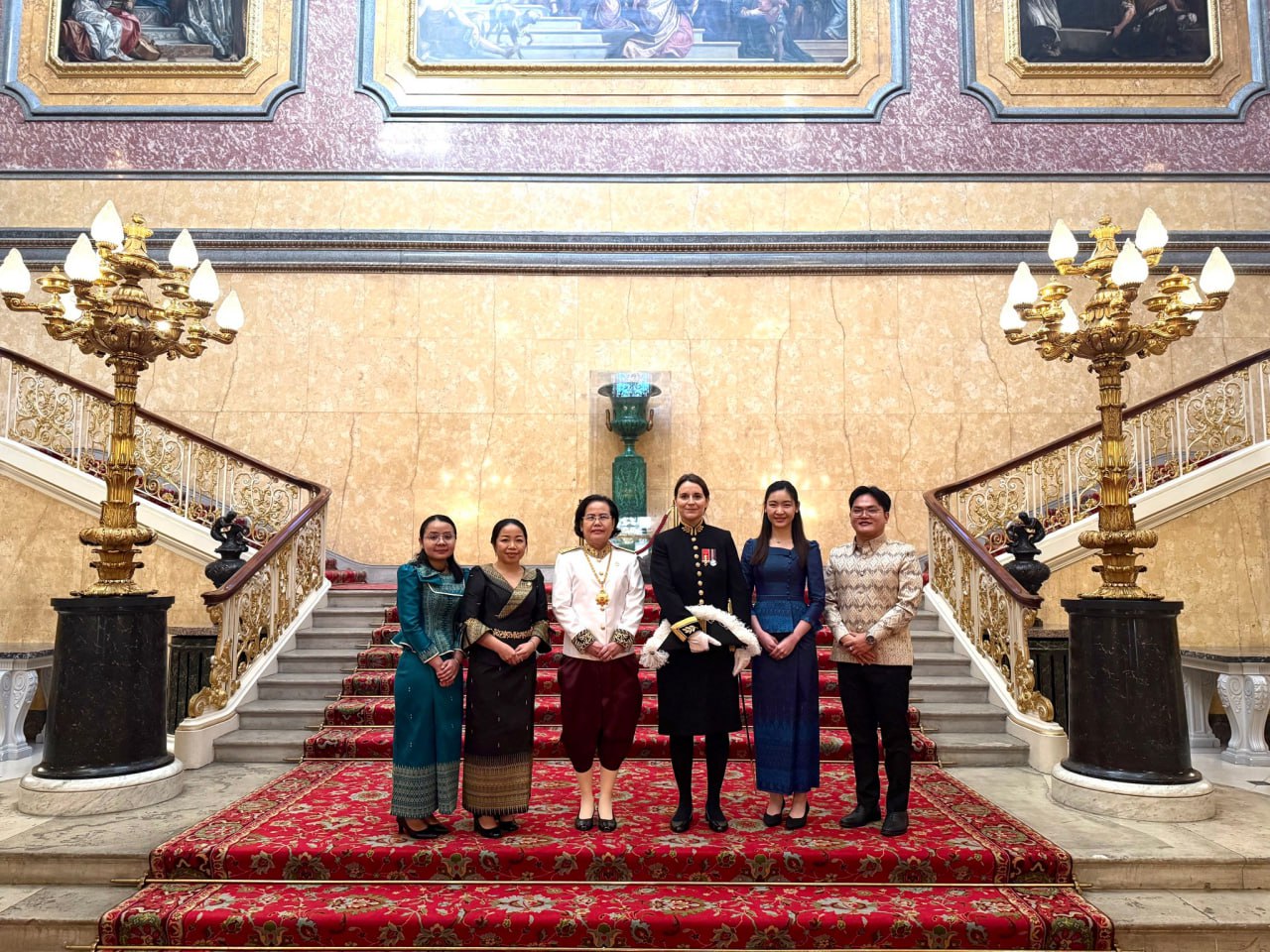 ស្ថានទូតអង់គ្លេសប្រចាំកម្ពុជាអបអរលោកជំទាវ ទួត បញ្ញា ដែលបានអញ្ជើញ​ចូលថ្វាយសារតាំងចំពោះព្រះមហាក្សត្រ ឆាល ទី៣