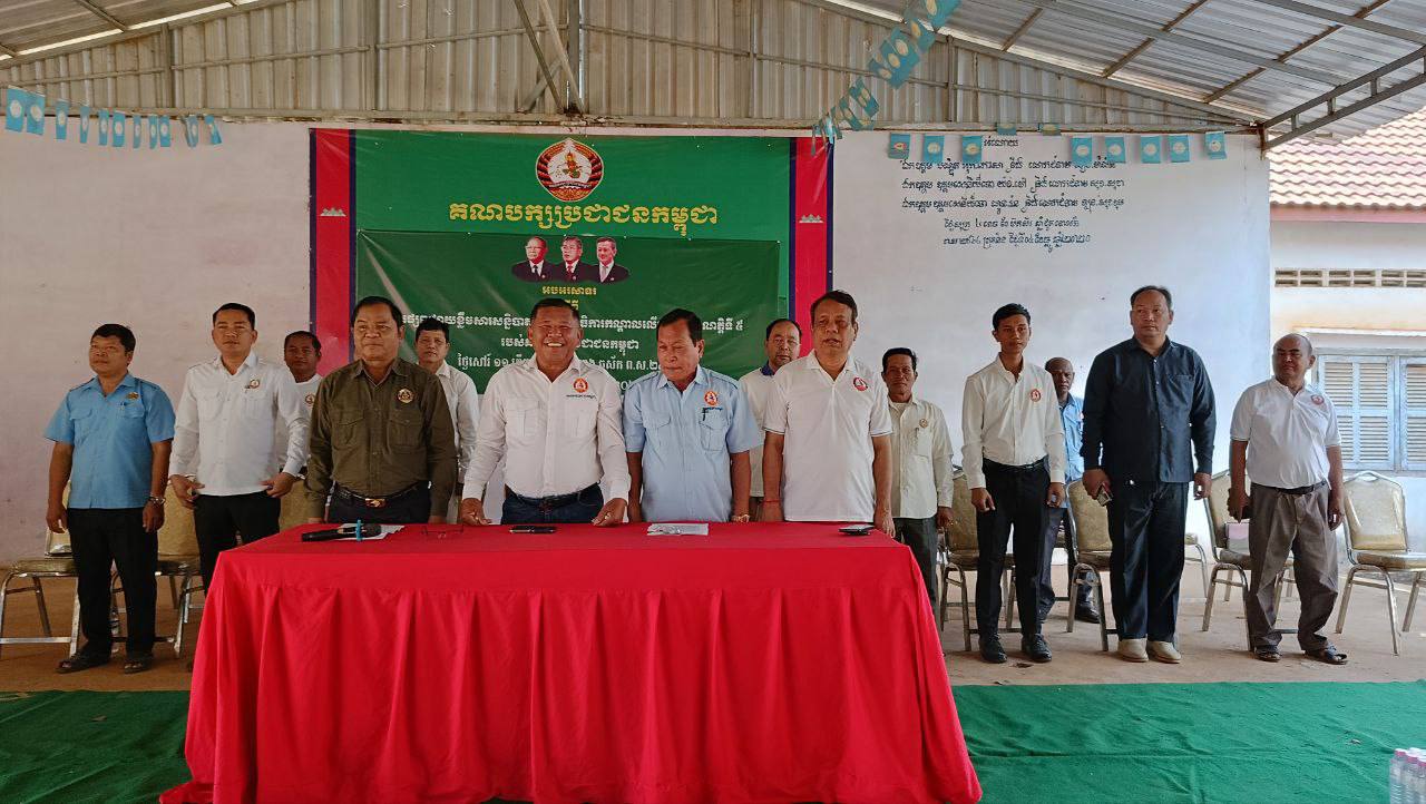 ប្រធានក្រុមការងារចុះមូលដ្ឋានឃុំជម្ពូព្រឹក្ស ណែនាំឱ្យក្រុមការងារគណបក្ស ត្រូវប្រព្រឹត្តអំពើល្អ និងផ្សារភ្ជាប់ជាមួយប្រជាពលរដ្ឋ បម្រើប្រជាពលរដ្ឋអស់ពីចិត្តពីថ្លើម