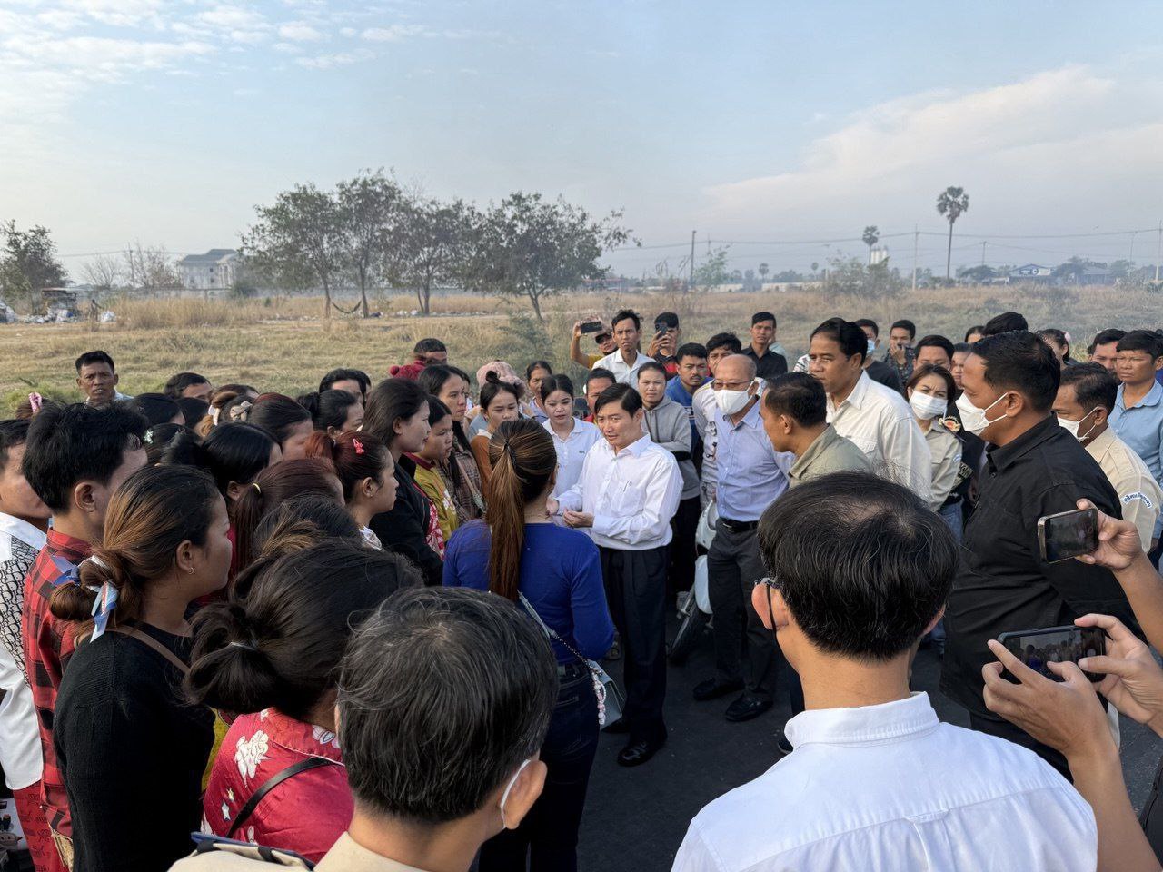 ឯកឧត្តម ហេង សួរ ចុះជួបបងប្អូនកម្មករនិយោជិត រោងចក្រ ហ្វ័រម៉ាត (ខេមបូឌា) ដែលត្រូវបានអគ្គិភ័យឆាបឆេះ