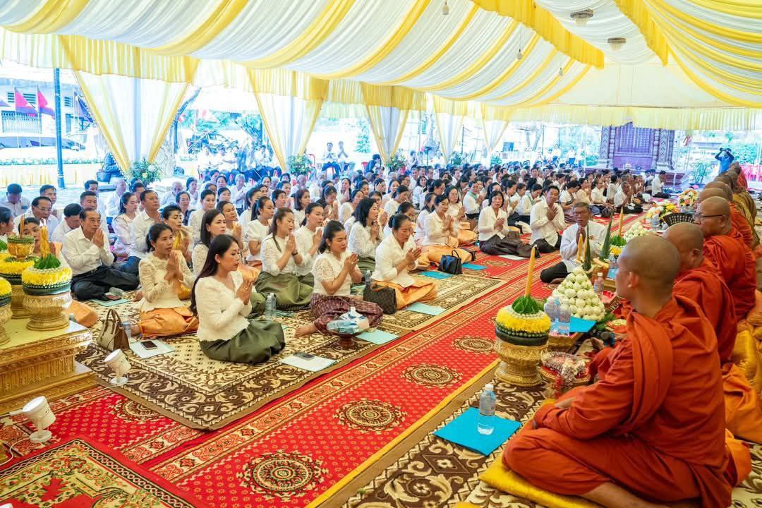 ប្រធានសមាគមនារីខេត្តកំពតដឹកនាំការចូលរួមក្នុងពិធីបុណ្យមាឃបូជា