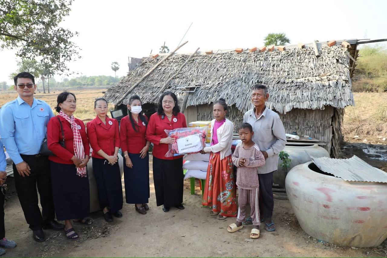 ប្រជាជនងាយរងគ្រោះបំផុត ៥០គ្រួសារ រស់នៅ ស្រុកសំរោងទង ខេត្តកំពង់ស្ពឺ ទទួលបានអំណោយ សម្តេចប្រធានកាកបាទក្រហមកម្ពុជា