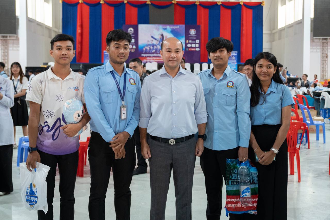ឯកឧត្តម ហ៊ុន ម៉ានី ឧបនាយករដ្ឋមន្ត្រី បានអញ្ជើញចូលរួមព្រឹត្តិការណ៍បរិច្ចាគឈាម បាល់ទាត់មិត្តភាពដើម្បីមនុស្សធម៌ទាត់ក្រោមប្រធានបទ «យើងរួមគ្នាបរិច្ចាគឈាម ១០០០សាក់ ដើម្បីជួយសង្គ្រោះជីវិត»