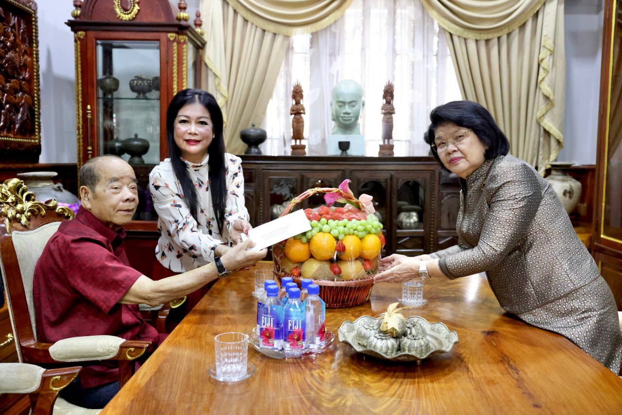 សម្តេចរដ្ឋសភាធិបតី ឃួន សុដារី អញ្ជើញសួរសុខទុក្ខ ឯកឧត្តមកិត្តិនីតិកោសលបណ្ឌិត ប៉ែន បញ្ញា និងឯកឧត្តមបណ្ឌិត ញឹម វណ្ណដា ដល់គេហដ្ឋាន