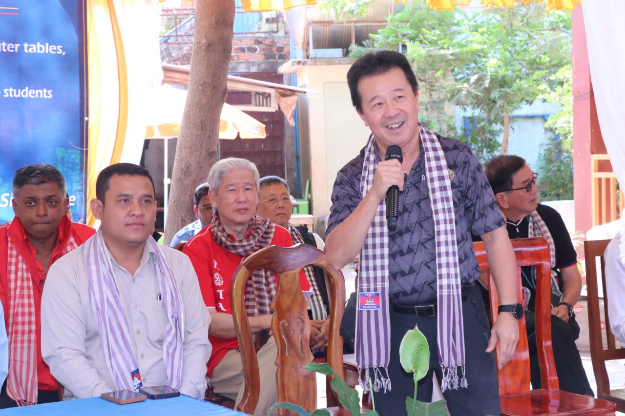 សិស្សមានជីវភាពខ្វះខាត នៃវិទ្យាល័យតាអី ទទួលអំណោយពីអង្គការ​រ៉ូតារីក្លឹប សិនតូសាសាំងហ្គាពួរ និងអង្គការសុបិនសហគមន៍កម្ពុជា