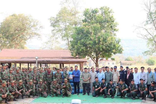 អភិបាលខេត្តឧត្តរមានជ័យ នាំយកអំណោយសម្តេចធិបតី និងលោកជំទាវ​បណ្ឌិត ប្រគល់ជូនកងកម្លាំងប្រដាប់អាវុធ តាមខ្សែបន្ទាត់ព្រំដែន នៃទិសទី២ ក្នុងស្រុកអន្លង់វែង
