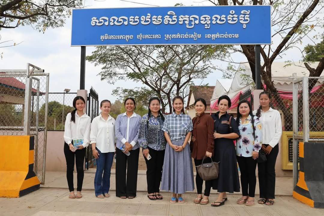 លោកជំទាវ ហ៊ុន ម៉ាណា អញ្ជើញប្រគល់សមិទ្ធផលធំៗចំនួនបី និងផ្ដល់​អាហារមួយពេលជូនដល់សិស្សនៃ​សាលាបឋម​សិក្សាទួលចំប៉ី