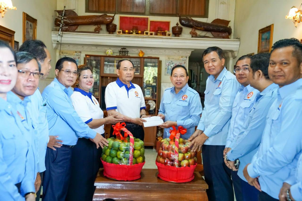 ឯកឧត្តម ចាយ បូរិន អញ្ជើញសួរសុខទុក្ខ និងនាំយកវត្ថុអនុស្សាវរីយ៍របស់សម្តេចមហាបវរធិបតី ហ៊ុន ម៉ាណែត ជូនឯកឧត្តម ហង់ ថុលដល់គេហដ្ឋាន