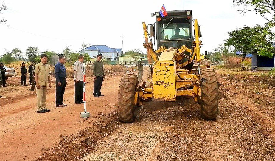 ប្រជាពលរដ្ឋជាងពីរពាន់គ្រួសារនៅឃុំកំពង់ល្ពៅ នឹងទទួលបានផលប្រយោជន៍ពីផ្លូវកៅស៊ូ និងផ្លូវបេតុងកំពុងសាងសង់