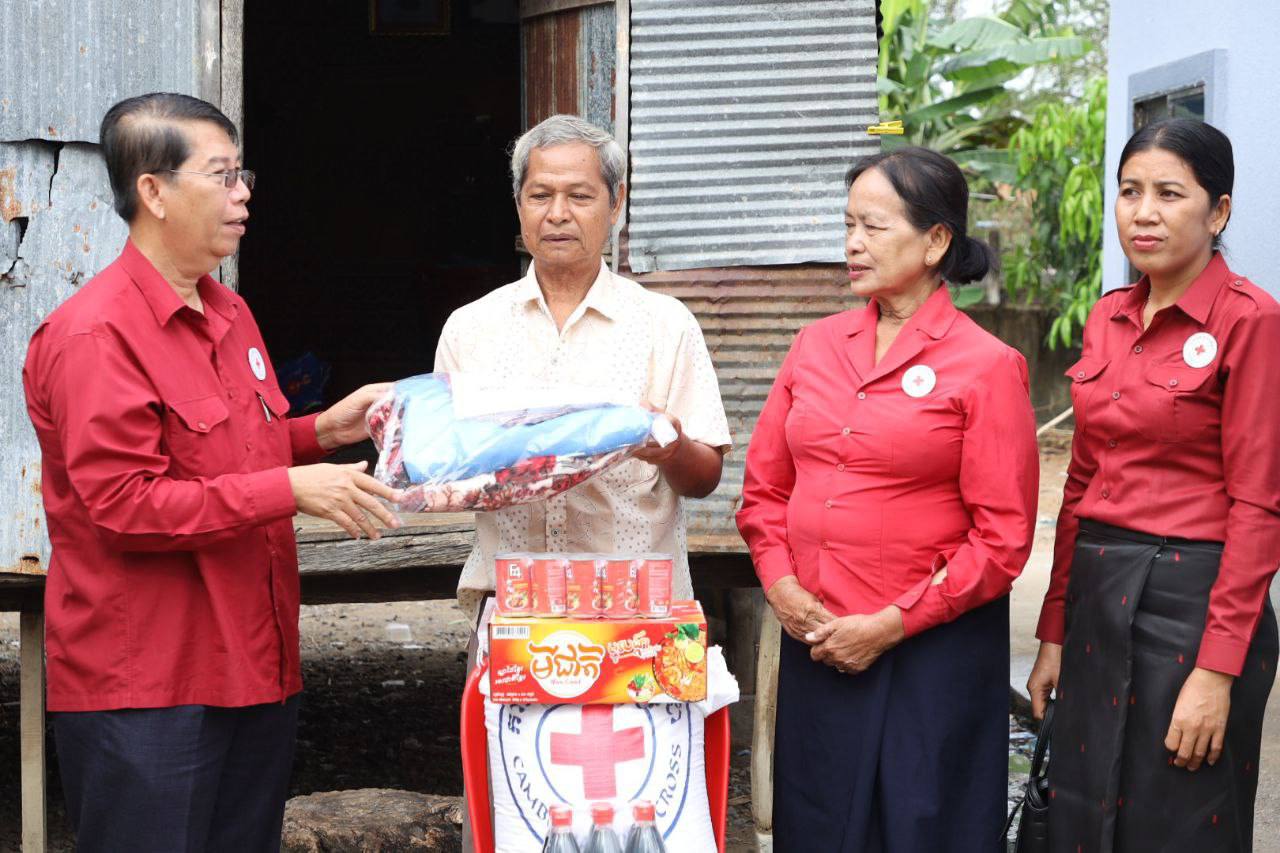 ពលរដ្ឋងាយរងគ្រោះបំផុត ២៤គ្រួសារ នៅស្រុកគងពិសី ខេត្តកំពង់ស្ពឺ ទទួលអំណោយ កាកបាទក្រហមកម្ពុជា