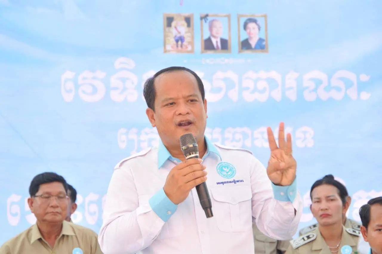 បណ្ឌិត សួន សេរីរដ្ឋា៖ ការបង្កើត “ក្រុមប្រឹក្សាជាតិបង្រួបបង្រួមកម្ពុជា” ចង់នាំការបះបោរដោយប្រើកម្លាំងប្រជាពលរដ្ឋដើម្បីផ្តួលរំលំរដ្ឋាភិបាលស្របច្បាប់ គឺមិនអាចកើតមានបានទេនៅកម្ពុជា